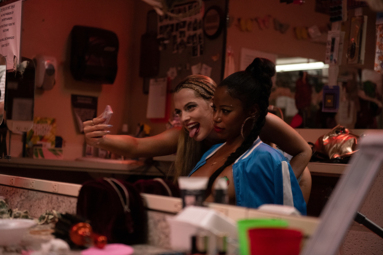 Riley Keough (izquierda) protagoniza "Stefani" y Taylour Paige (derecha) protagoniza "Zola" en ZOLA, de la directora Janicza Bravo, un lanzamiento de A24 Films.  Cr.  Anna Kooris / A24 Películas