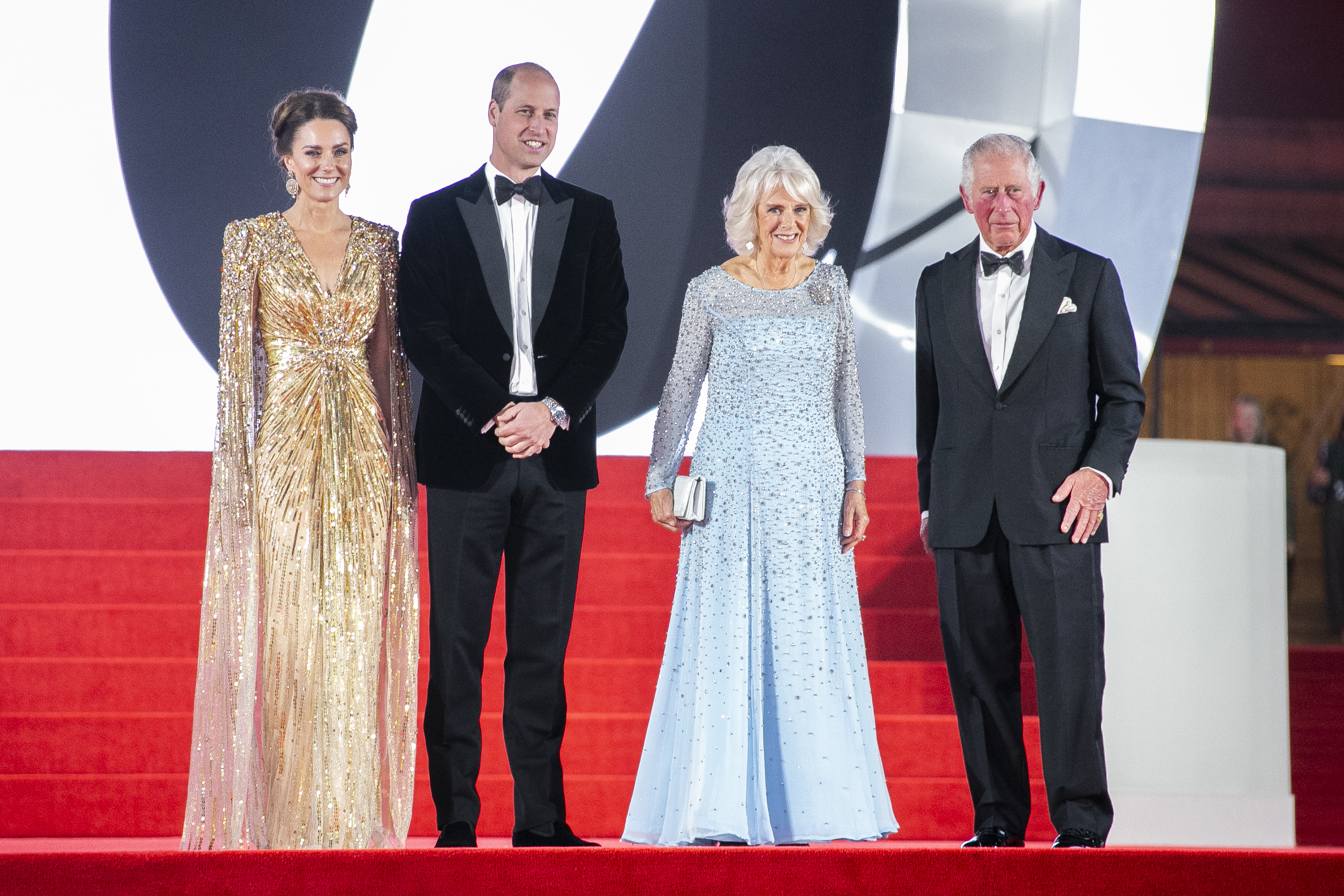 El príncipe Carlos de Gran Bretaña, de izquierda a derecha, su esposa Camilla, la duquesa de Cornualles, Kate la duquesa de Cambridge y su esposo, el príncipe William de Gran Bretaña, son fotografiados a su llegada para el estreno mundial de la película 'No Time To Die', en Londres el martes, sept. 28, 2021. (Foto de Joel C Ryan / Invision / AP)