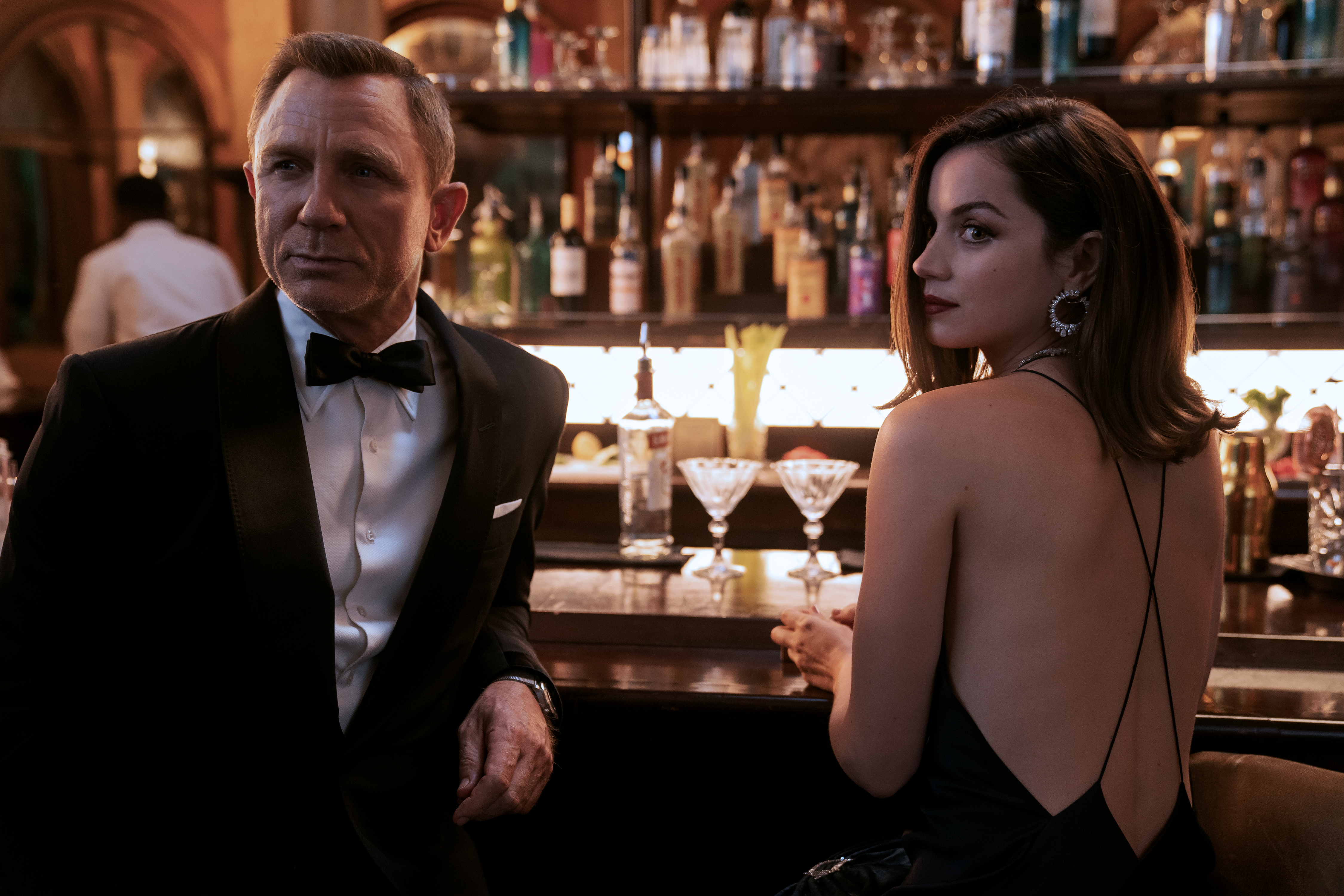B25_39456_RC2 James Bond (Daniel Craig) y Paloma (Ana de Armas) en NO TIME TO DIE, una película de EON Productions y Metro-Goldwyn-Mayer Studios Crédito: Nicola Dove © 2020 DANJAQ, LLC Y MGM.  RESERVADOS TODOS LOS DERECHOS.