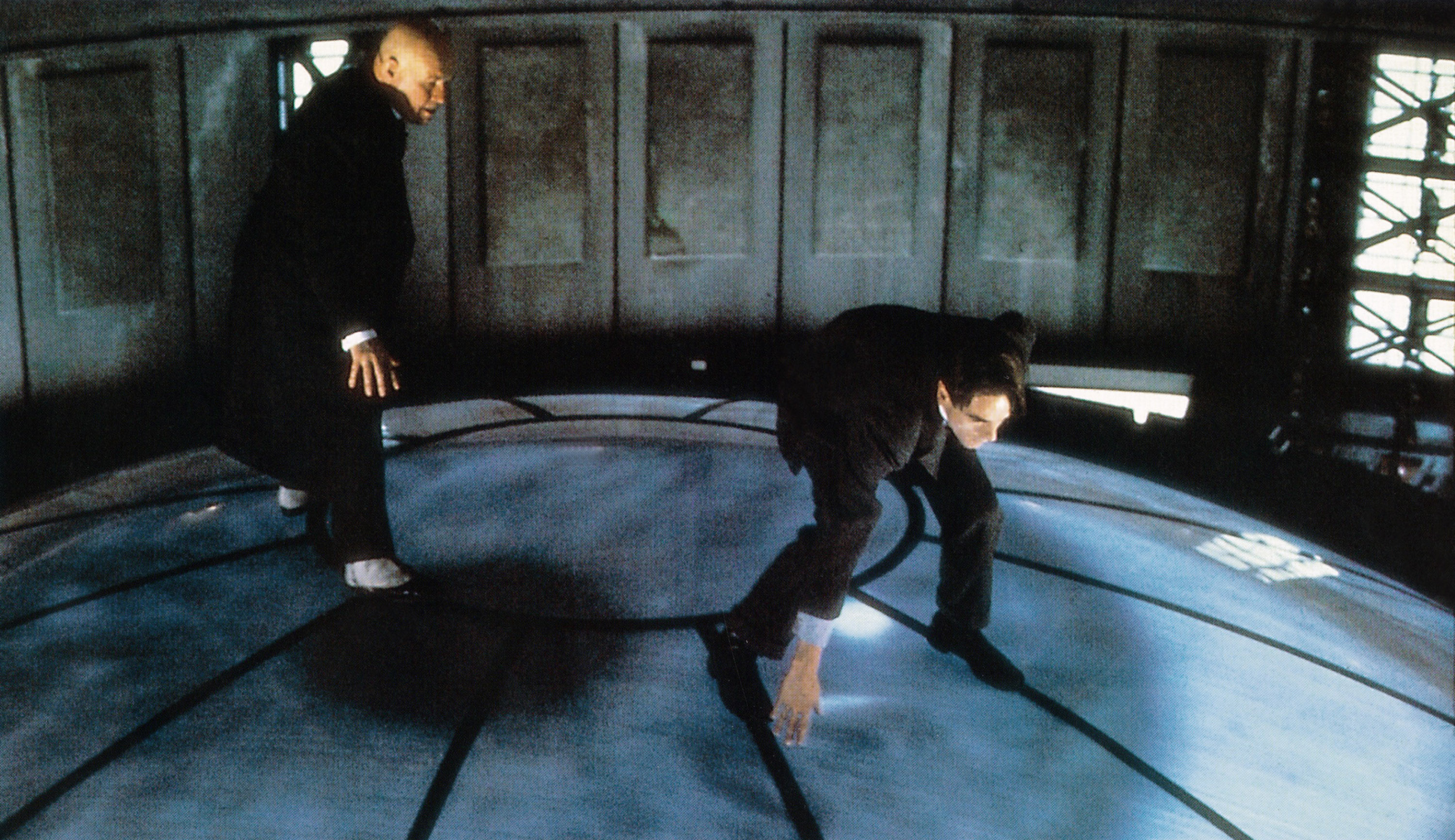 KAFKA, desde la izquierda: Brian Glover, Jeremy Irons, 1991 © Miramax / cortesía Colección Everett