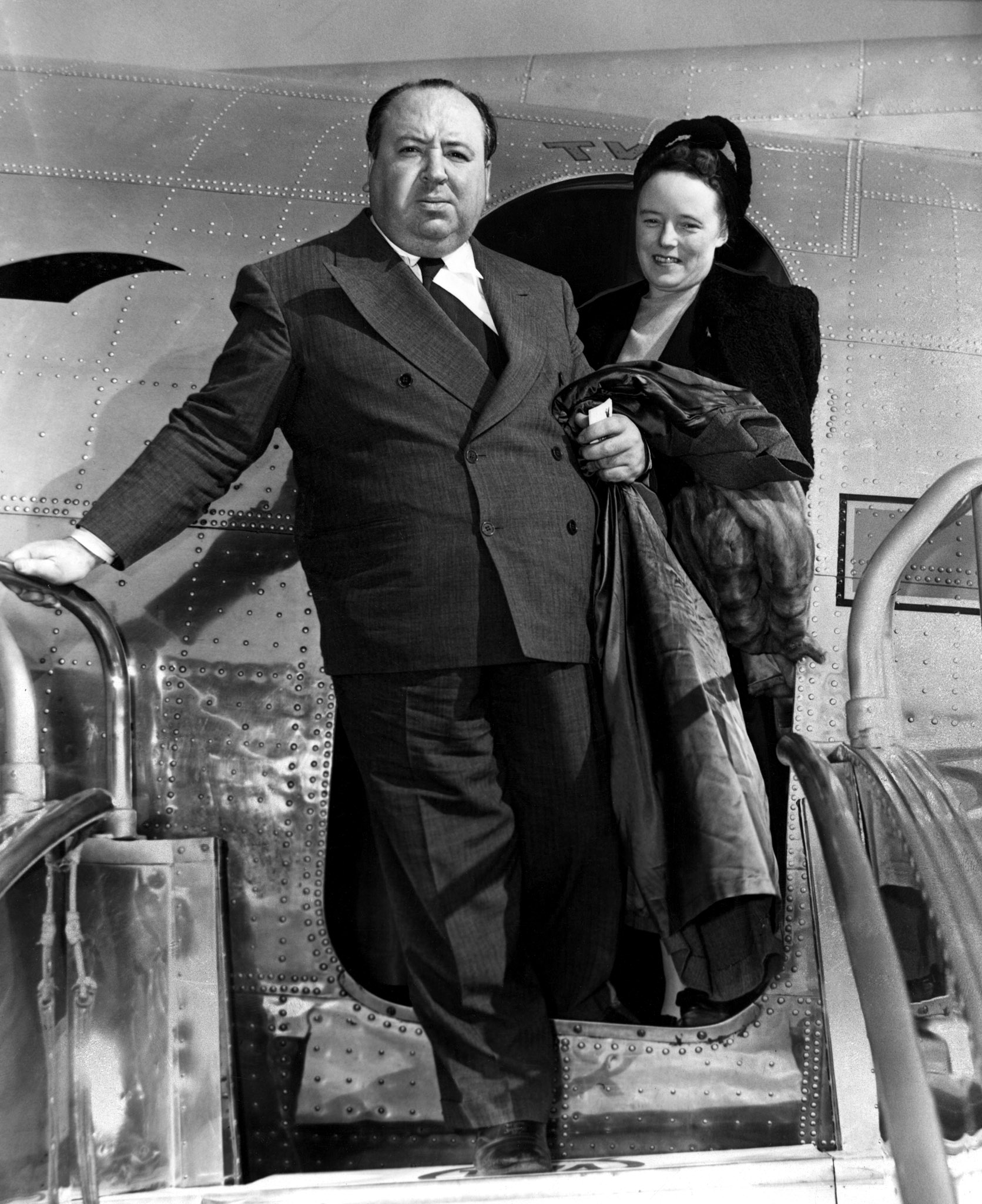 SABOTEUR, Alfred Hitchcock y su esposa ALMA REVILLE llegan a Nueva York para filmar escenas, 1942