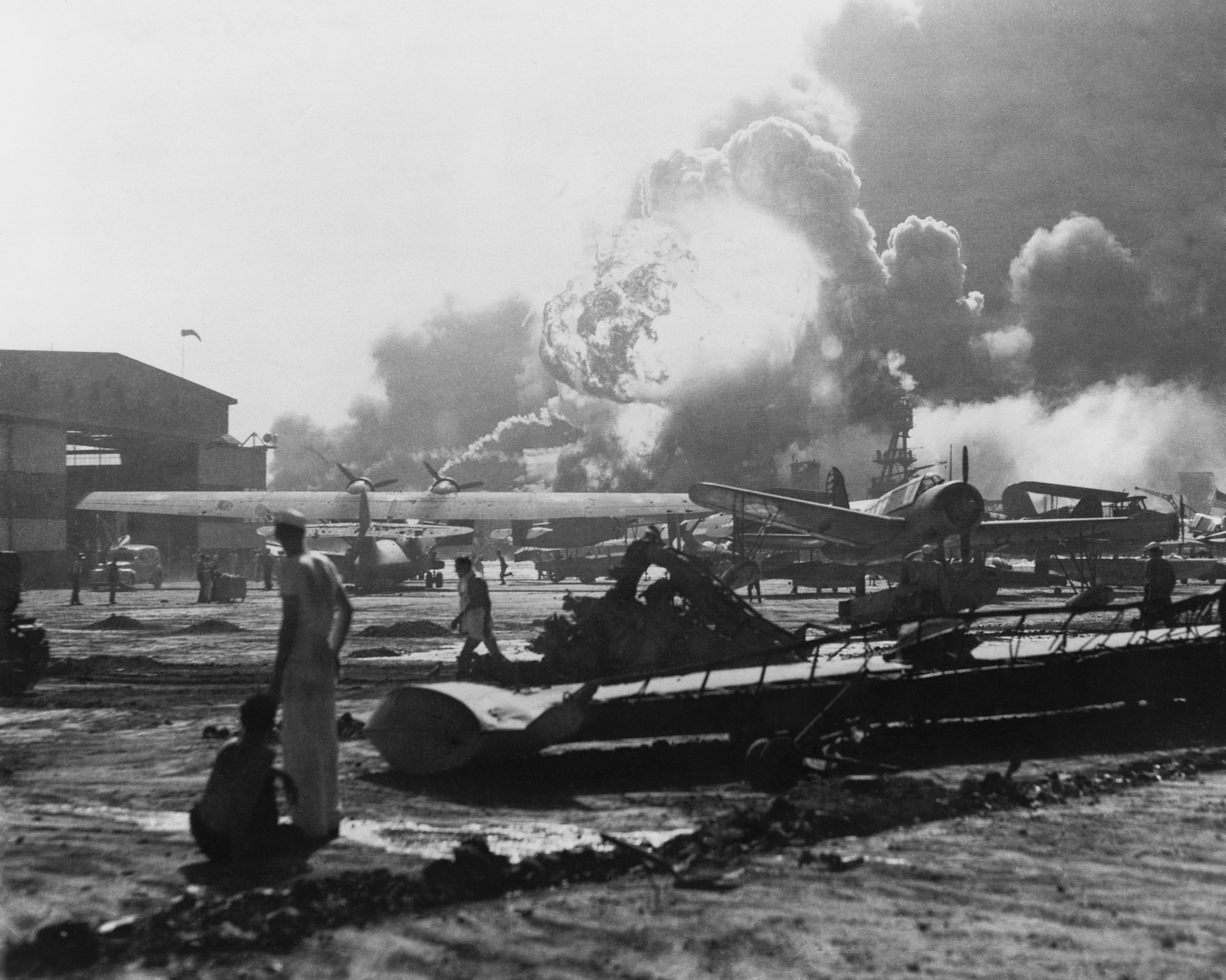 Explosión en Pearl Harbor vista desde Hickam Field.  Ataque japonés a Pearl Harbor, el 7 de diciembre de 1941. Hickam Field sufrió grandes daños y pérdidas de aviones, con 189 personas muertas y 303 heridas.  (BSLOC_2013_11_138)
