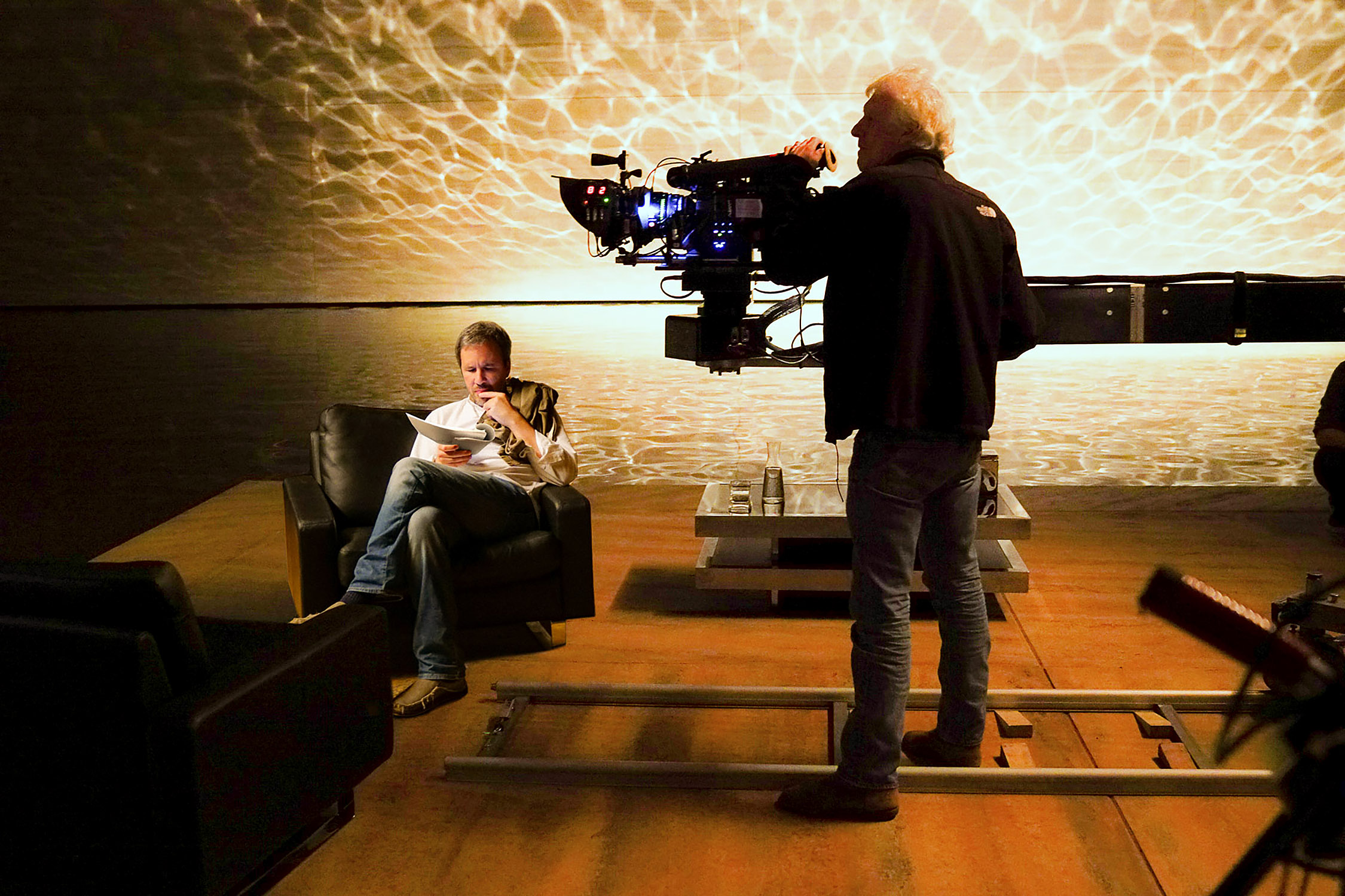El director Denis Villeneuve y el director de fotografía Roger Deakins en el set de 