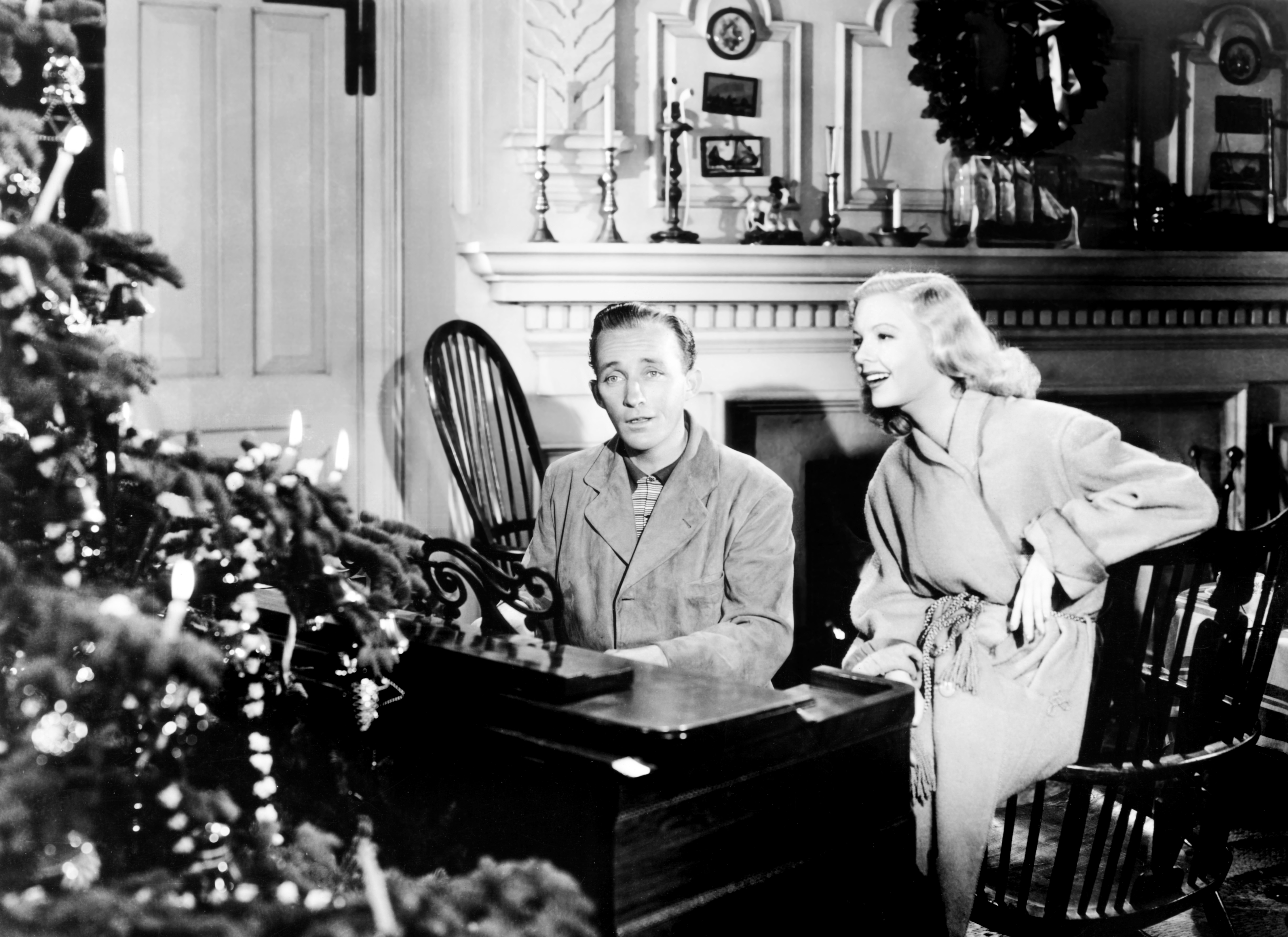 HOLIDAY INN, Bing Crosby, Marjorie Reynolds, 1942, interpretando 'White Christmas'