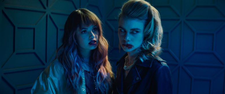 DIENTES NOCTURNOS Debby Ryan como Blaire y Lucy Fry como Zoe.  Netflix © 2021