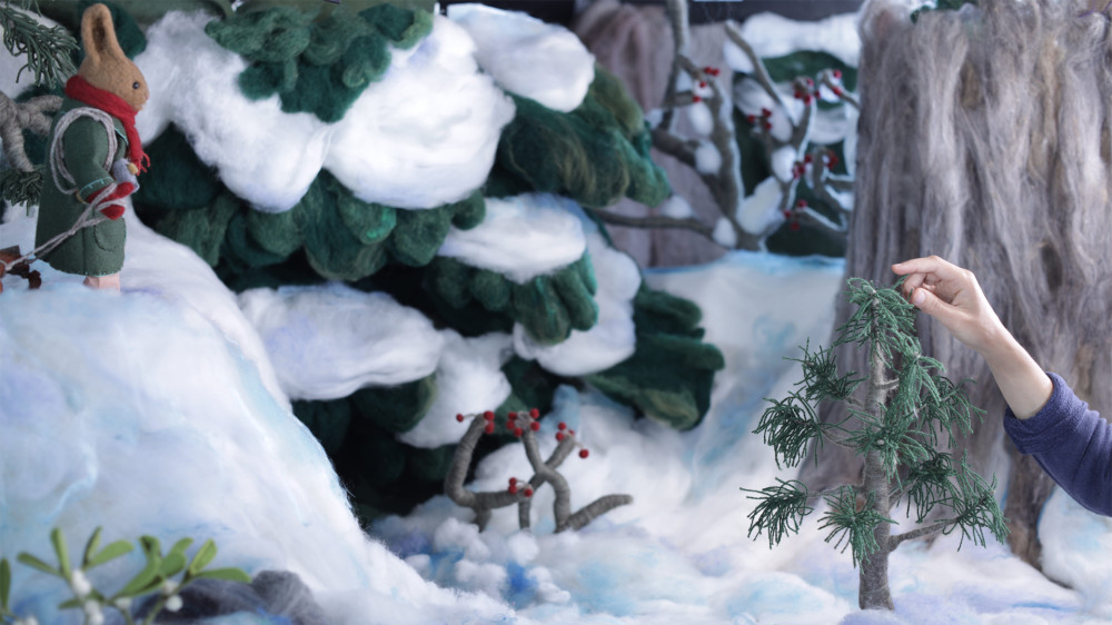Crear variaciones de color en fieltro de nieve y construir objetos rígidos como árboles fueron desafíos creativos para la película.
