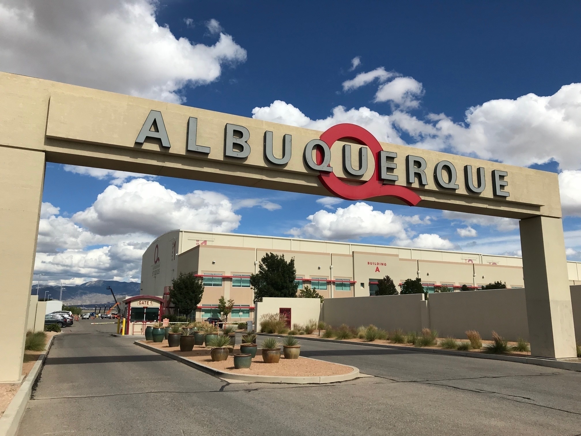 ARCHIVO - En esta fotografía de archivo del 8 de octubre de 2018, se muestra la entrada a ABQ Studios en Albuquerque, Nuevo México, donde Netflix anunció en el complejo de estudios que eligió Albuquerque como nuevo centro de producción.  Netflix promete una inversión adicional de mil millones de dólares en su centro de producción en Nuevo México.  La compañía se unió a funcionarios del gobierno el lunes 23 de noviembre de 2020 para anunciar sus planes.  La expansión agregará alrededor de 300 acres al campus existente en el extremo sur de Albuquerque, por lo que los funcionarios dicen que será una de las instalaciones de producción de películas más grandes de América del Norte.  (Foto AP / Susan Montoya Bryan, archivo)