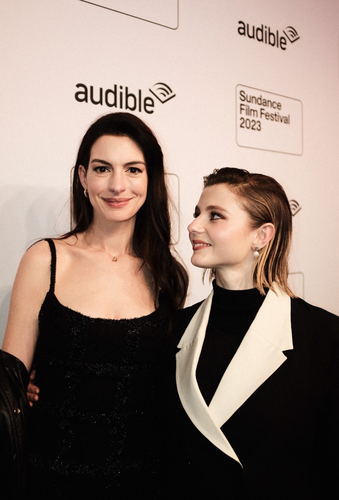 Anne-Hathaway y Thomasin McKenzie en Sundance 2023 "eileen" estreno