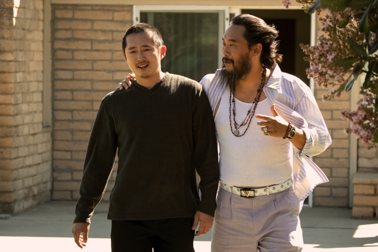 Carne de res.  (De izquierda a derecha) Steven Yeun como Danny, David Choe como Isaac en el episodio 106 de Beef.  cromo  Andrew Cooper/Netflix © 2023