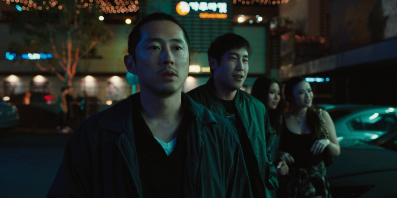 Carne de res.  (De izquierda a derecha) Steven Yeun como Danny, Young Mazino como Paul en el episodio 102 de Beef.  cromo  Cortesía de Netflix © 2023