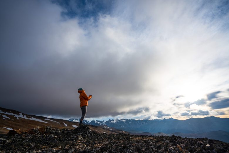 Kris Tompkins mira hacia el cielo con la cordillera patagónica como telón de fondo. (Jimmy Chin)